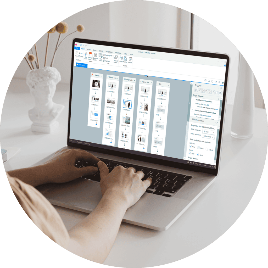 Mitarbeiterin erstellt selbst einen Articulate Storyline E-Learning Kurs in einer Schulung.